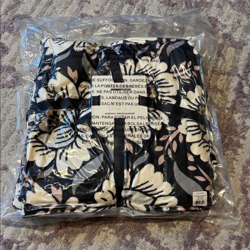 BNWT Vera Bradley essential throw blanket in lotus neutral